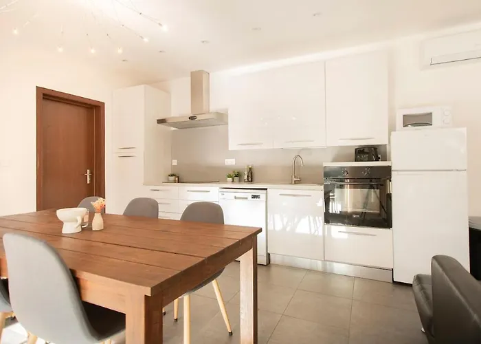 Suprana - Piscine Privee & Nature, 10 Pers * Zonza